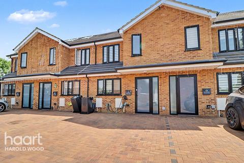 4 bedroom terraced house for sale, Hamilton Drive, Harold Wood