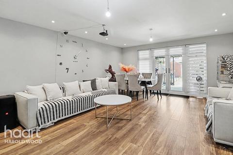 4 bedroom terraced house for sale, Hamilton Drive, Harold Wood