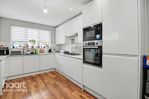4 bedroom terraced house for sale, Hamilton Drive, Harold Wood