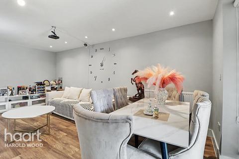 4 bedroom terraced house for sale, Hamilton Drive, Harold Wood
