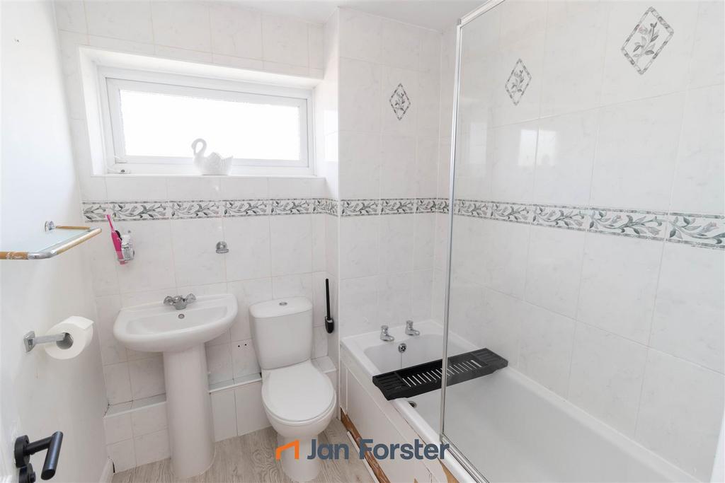 House in Newcastle upon Tyne, Kingston Park, Kenton - More