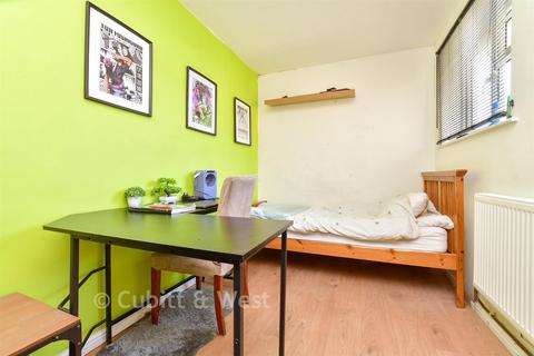 3 bedroom ground floor flat for sale, Tandridge Court, Caterham CR3
