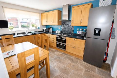 3 bedroom detached house for sale, Warwick Gardens, Thrapston, NN14