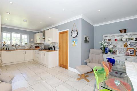 5 bedroom chalet for sale, Sandown Avenue, Goring-by-Sea