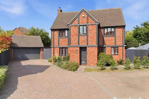 4 bedroom detached house for sale, Cypress Court, Dunmow, CM6
