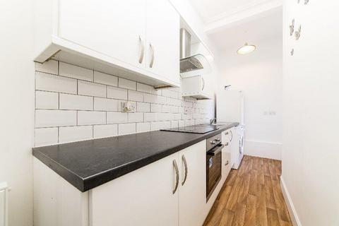 3 bedroom flat to rent, High Street Perth