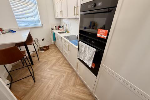2 bedroom flat to rent, St. Michaels Road, BOURNEMOUTH