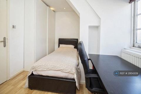 4 bedroom flat to rent, Levita House, London, NW1