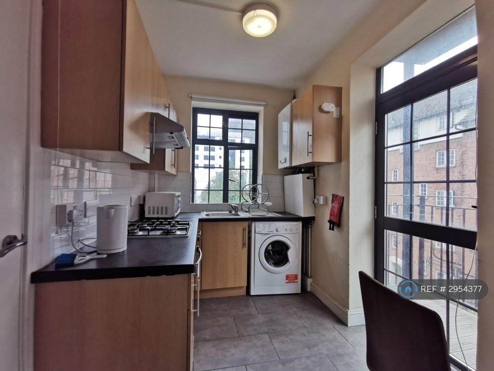 Apartment in London, Somers Town - View 5