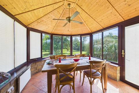 6 bedroom detached bungalow for sale, Quiet backwater within Kingston Seymour