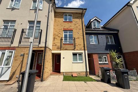 4 bedroom house to rent, Blackthorn Road, Ilford