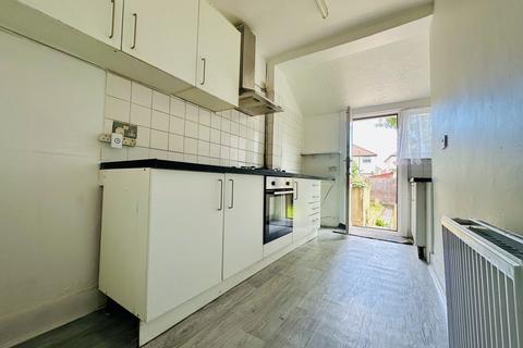 2 bedroom flat to rent, Blossom Close, Dagenham