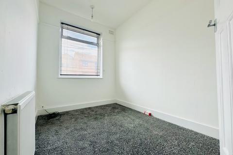 2 bedroom flat to rent, Blossom Close, Dagenham