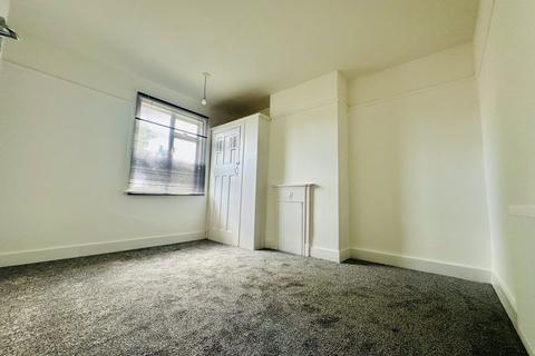 2 bedroom flat to rent, Blossom Close, Dagenham