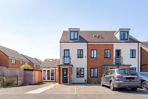3 bedroom townhouse for sale, Orangetip Gardens, Great Park, NE13