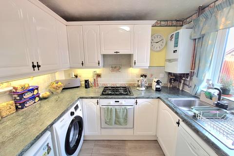 2 bedroom house to rent, Mallow Close, Gravesend, DA11