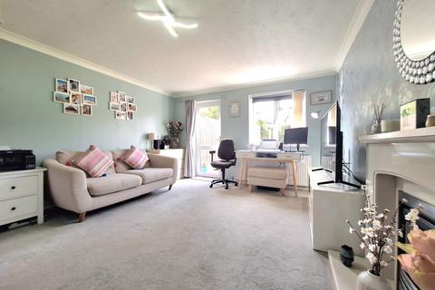 2 bedroom house to rent, Mallow Close, Gravesend, DA11
