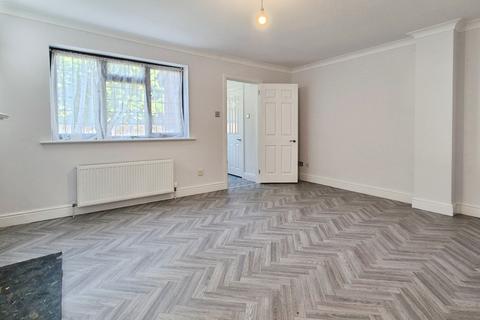 3 bedroom detached house to rent, Staines Square, Dunstable, LU6