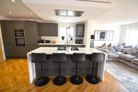 4 bedroom chalet for sale, Somerset Avenue, Rochford