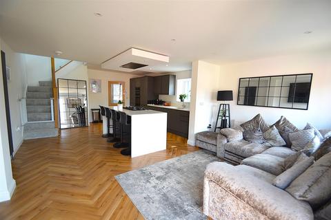 4 bedroom chalet for sale, Somerset Avenue, Rochford