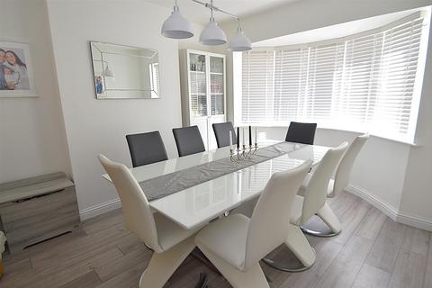 4 bedroom chalet for sale, Somerset Avenue, Rochford