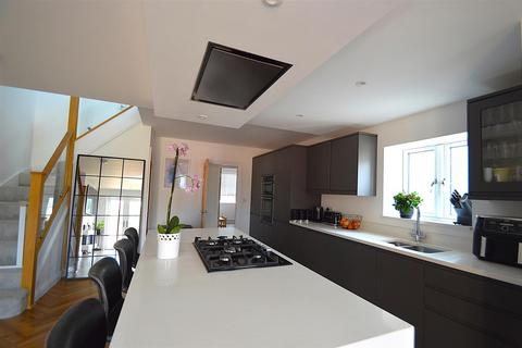 4 bedroom chalet for sale, Somerset Avenue, Rochford