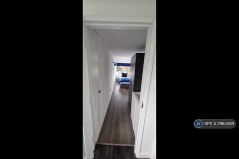 Studio to rent, Bittacy Rise, London, NW7