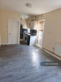 Studio to rent, Brixton Road, London, SW9