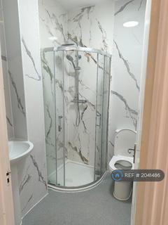 Studio to rent, Brixton Road, London, SW9