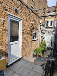 Studio to rent, Brixton Road, London, SW9