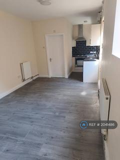 Studio to rent, Brixton Road, London, SW9