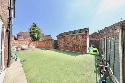 3 bedroom detached house for sale, Shinewater Park, Kingswood, Hull