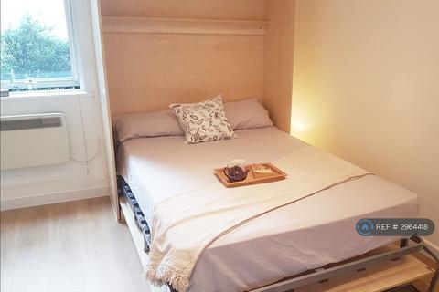 Studio to rent, Rufford Street, London, N1