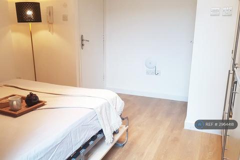Studio to rent, Rufford Street, London, N1
