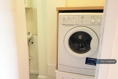 Studio to rent, Rufford Street, London, N1