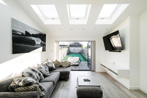2 bedroom ground floor flat for sale, Endlebury Road, North Chingford,