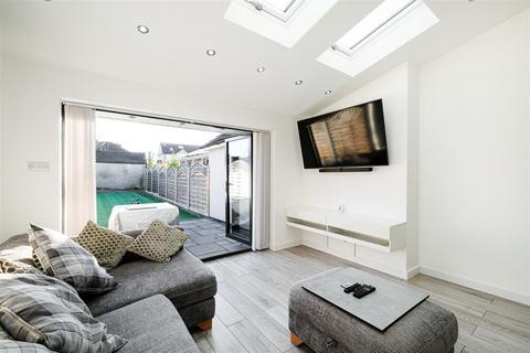 2 bedroom ground floor flat for sale, Endlebury Road, North Chingford,