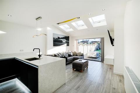2 bedroom ground floor flat for sale, Endlebury Road, North Chingford,