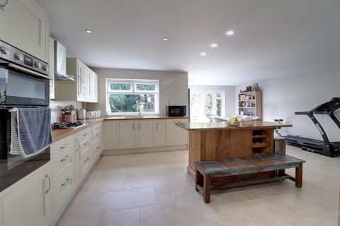 4 bedroom detached house to rent, Fairview Road, Stevenage SG1