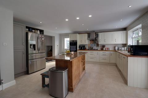 4 bedroom detached house to rent, Fairview Road, Stevenage SG1