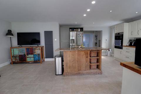 4 bedroom detached house to rent, Fairview Road, Stevenage SG1