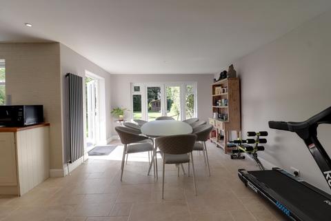 4 bedroom detached house to rent, Fairview Road, Stevenage SG1
