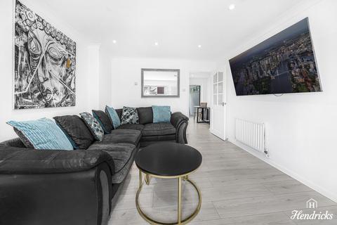 3 bedroom terraced house for sale, Ruthven Close, Wickford, SS12 9