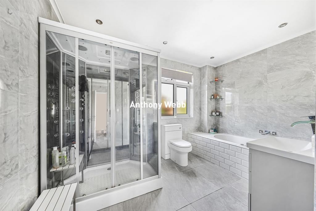 Bath/shower room