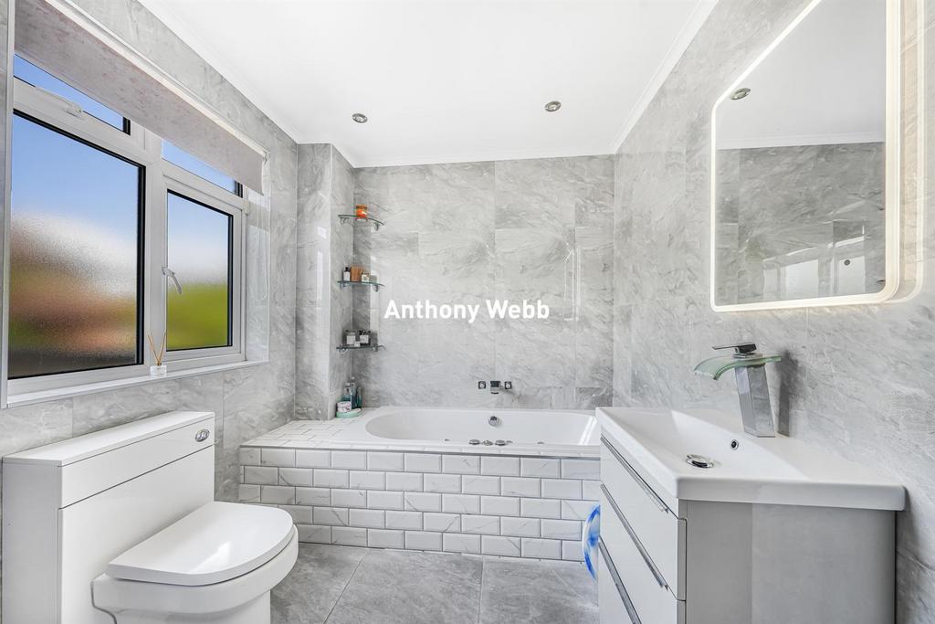 Bath/shower room