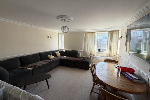 2 bedroom flat to rent, Ingrebourne Court, 45 Chingford Avenue, London