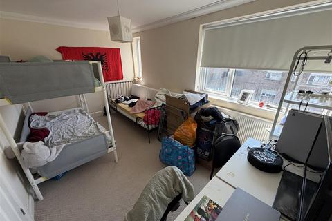 2 bedroom flat to rent, Ingrebourne Court, 45 Chingford Avenue, London
