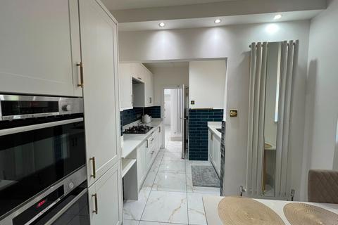 4 bedroom flat to rent, Chalton Street, London NW1