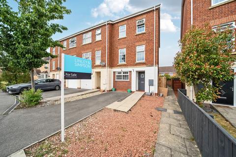 3 bedroom end of terrace house for sale, Haweswater Way, Hull HU7