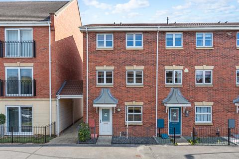 3 bedroom end of terrace house for sale, Armstrong Way, York